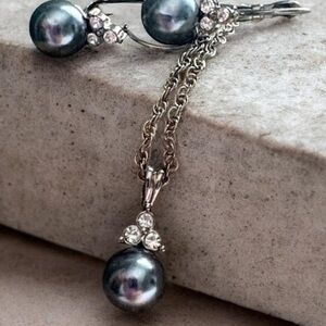 NIB Avon Pearlesque Grey Blue Pearl Rhinestone Pendant Necklace Earring Set
